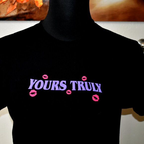 UNISEX MENS WOMENS T-SHIRT S SMALL Yours Truly Call Me When Your Sober kiss - Picture 3 of 13